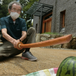 気合のひと振り！スイカ割り！